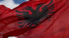 Le drapeau national de l'Albanie, vu le 16 septembre 2024 à Tirana, en Albanie. (photo d'illustration)