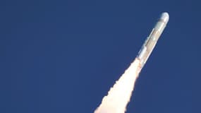 La fusée japonaise de nouvelle génération "H3" s'élevant dans le ciel peu de temps après avoir quitté la rampe de lancement du centre spatial de Tanegashima à Kagoshima, dans le sud-ouest du Japon, le 7 mars 2023.