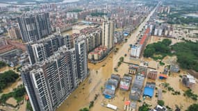 La ville de Qingyuan, en Chine, le 22 avril 2024, inondée après des pluies diluviennes.