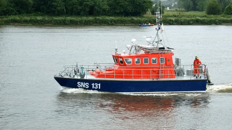 Une embarcation de secours au large de Honfleur le mardi 16 juillet 2024.