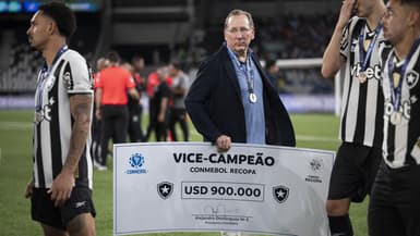 John Textor avec sa médaille et son chère de finaliste après la défaite de Botafogo en finale retour de la Recopa contre le Racing (0-2), le 27 février 2025