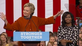 Hillary Clinton et Michelle Obama lors d'un meeting en Caroline-du-Nord, le 27 octobre 2016.