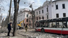 Des agents des forces de l'ordre ukrainiennes travaillent sur le site d'une attaque au missile à Sumy, dans le nord-est de l'Ukraine, le 13 avril 2025, dans le cadre de l'invasion russe de l'Ukraine.