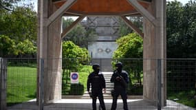 Deux policiers devant le centre musulman ismaélien attaqué le 28 mars 2023, à Lisbonne, au Portugal