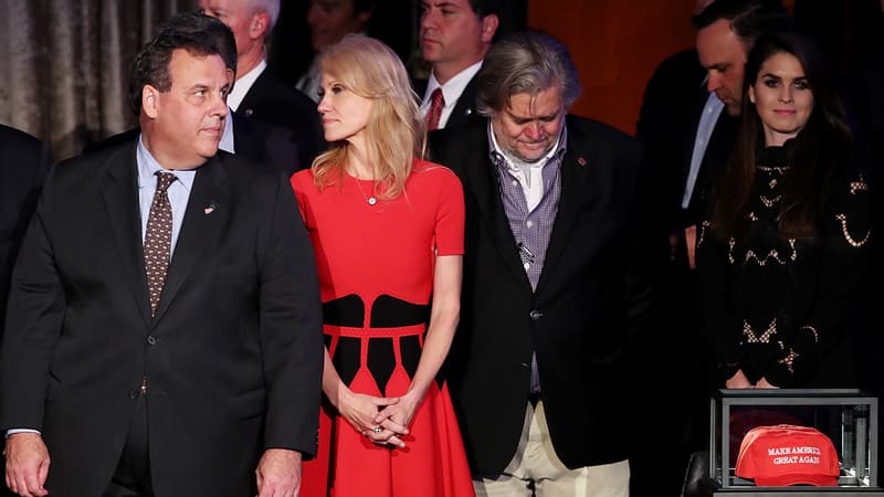 Chris Christie, Kelyanne Conway et Stephen Bannon, trois membres de l'équipe de Donald Trump, le 9 novembre à New York.