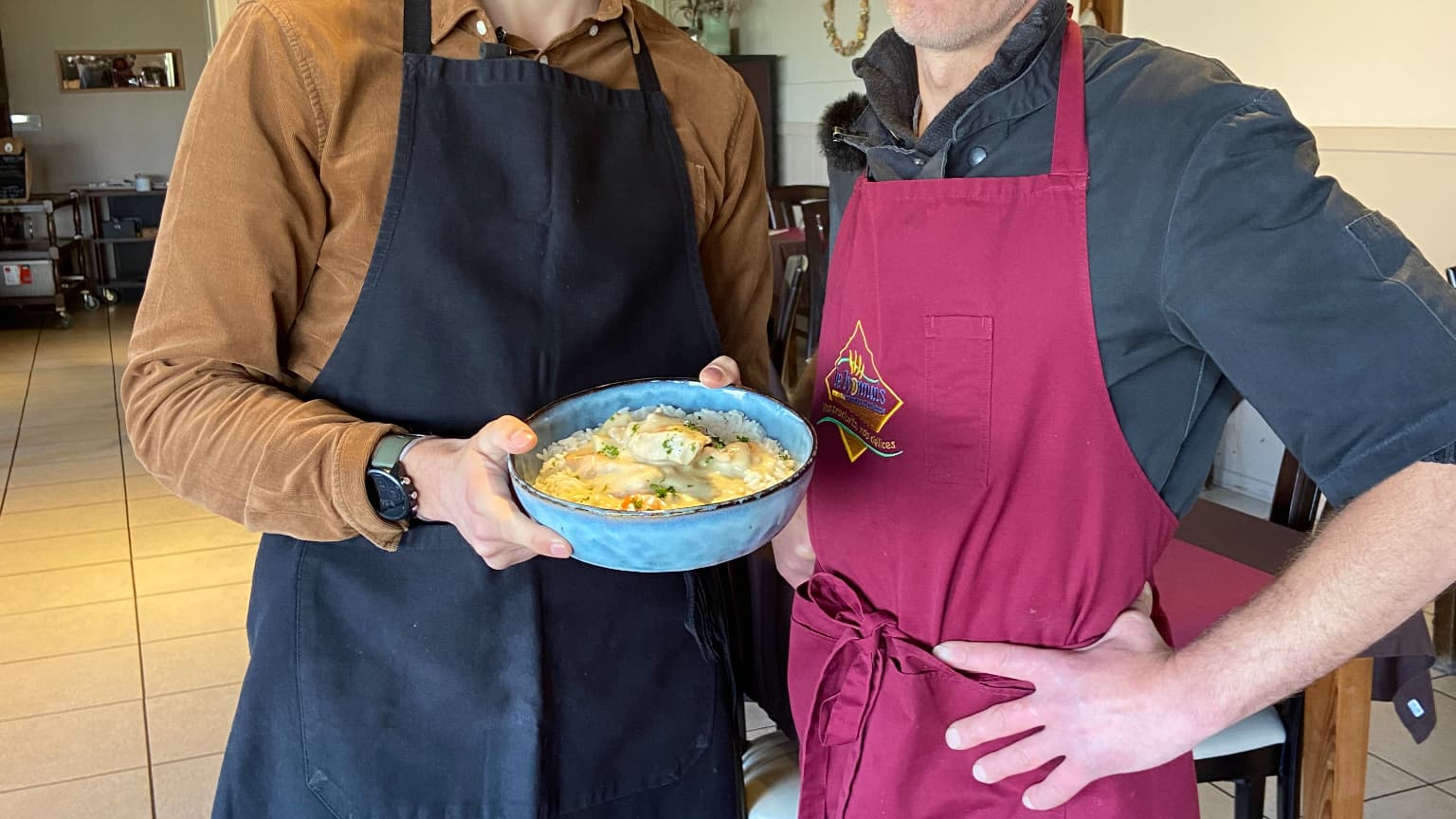 Arthur Blet et Loïc Martinière, chef du Relais des bergers à Saint-Martin-en-Haut.