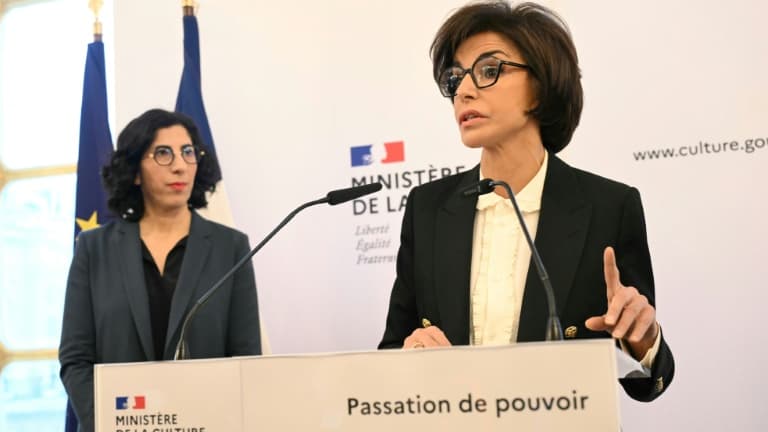 Rachida Dati (d), nouvelle ministre de la Culture, lors de la passation de pouvoir avec Rima Abdul-Malak, le 12 janvier 2024 à Paris