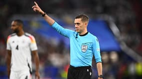 L'arbitre français Clément Turpin lors du match d'ouverture de l'Euro Allemagne-Ecosse