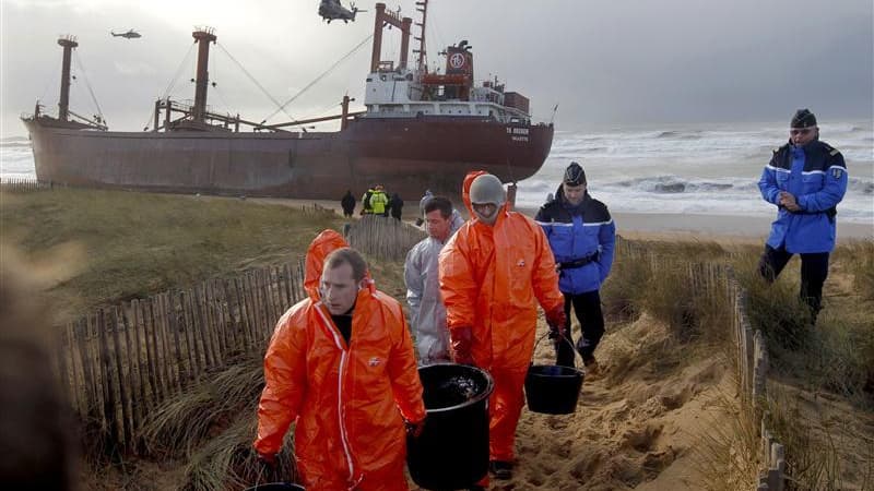 Opérations de nettoyage vendredi après l'échouage du cargo maltais, le TK Bremen. Des opérations de pompage pour récupérer le carburant situé dans les réservoirs du navire échoué sur une plage d'Erdeven (Morbihan), ont été engagées samedi matin, a-t-on ap