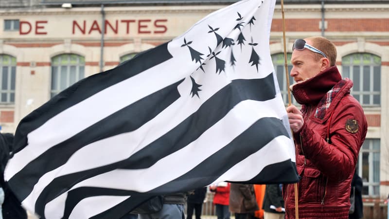 Un drapeau breton brandi lors d'une manifestation de militants régionalistes, en 2010 à Nantes