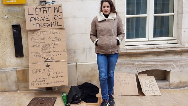 Aurélie, devant la mairie d'Auxerre (Yonne). Photo de sa page Facebook "j'ai le droit de vivre de mon travail".