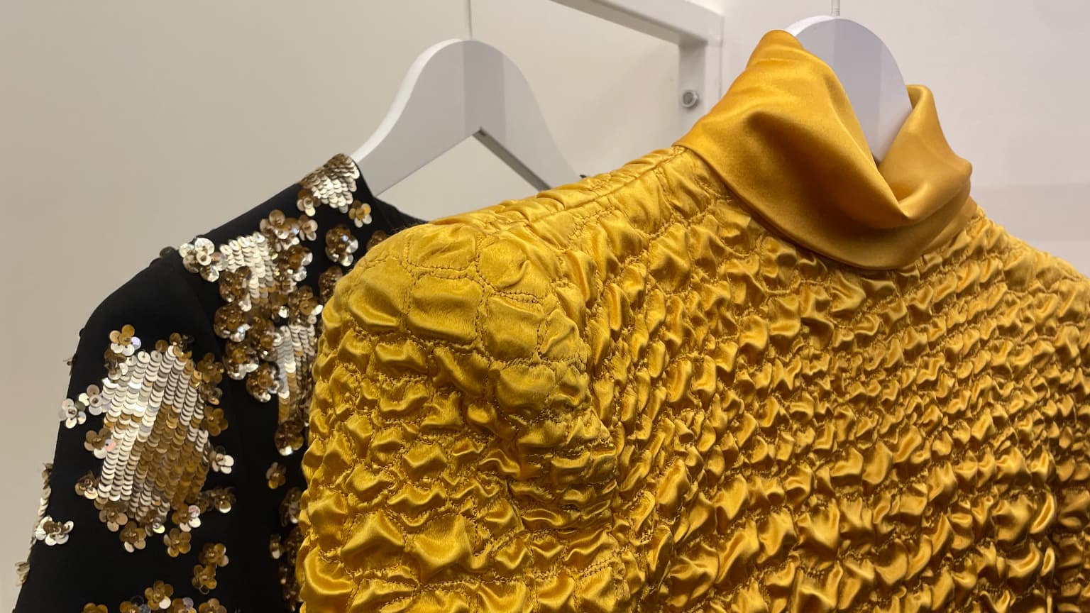 Les pièces vintage de Valentino présentées chez Plaisir Palace à Paris. Les pièces vintage de Valentino présentées chez Plaisir Palace à Paris.