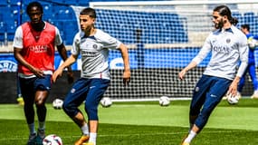 El Chadaille Bitshiabu, Ismaël Gharbi et Ilyes Housni avec le PSG à l'entraînement, 24 mai 2023