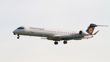 Le biréacteur CRJ900, modèle commandé par American Airlines, est notamment utilisé dans la flotte de la compagnie allemande Lufthansa.