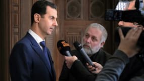 Le président syrien Bachar al-Assad (g) lors d'une interview accordée à des journalistes belges, le 7 février 2017 à Damas