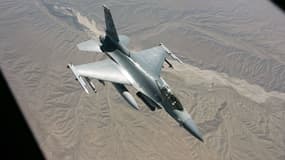 Un F-16C Fighting Falcon de la Garde nationale aérienne de l'Arizona le 22 avril 2006 à la base aérienne de Nellis, près de Las Vegas, dans le Nevada. 