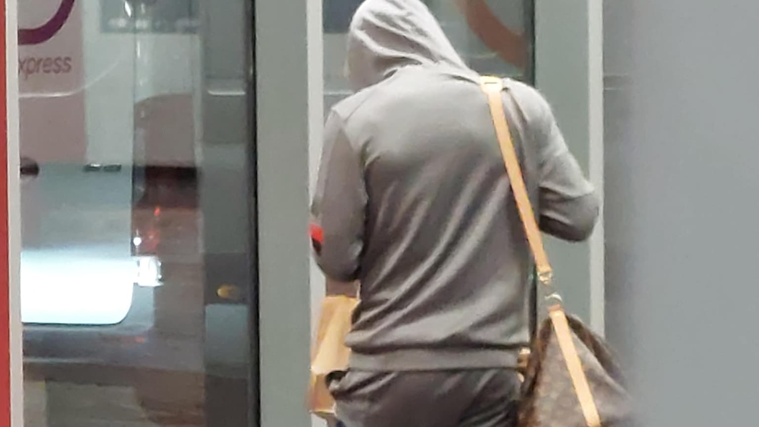 Melvin Bard porte une grosse attelle à la sortie du vestiaire après Nice-Real Sociedad (le 25/09/2024)