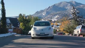 La voiture électrique (ici une Nissan Leaf) est souvent présentée comme LA solution en termes de lutte contre la pollution. Mais elle pose tout de même des questions sur sa production et celle de l'électricité qui nourrit sa batterie.