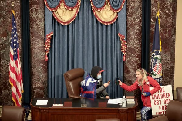 Un manifestant assis au micro de la chambre des Représentants ce mercredi, après être parvenu à entrer dans le Capitole. Un manifestant assis au micro de la chambre des Représentants ce mercredi, après être parvenu à entrer dans le Capitole.