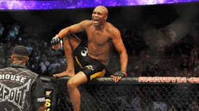 La star brésilienne Anderson Silva après sa victoire sur Forrest Griffin à l'UFC 101 en août 2009