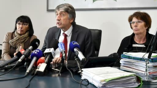 L'avocat Etienne Nicolau (C), entouré le 14 février 2018 à Perpignan de Conception Gonzalez (D) et de Marie-Jose Garcia (G), les mères de deux des trois femmes disparues entre 1995 et 1998 près de la gare de Perpignan L'avocat Etienne Nicolau (C), entouré le 14 février 2018 à Perpignan de Conception Gonzalez (D) et de Marie-Jose Garcia (G), les mères de deux des trois femmes disparues entre 1995 et 1998 près de la gare de Perpignan