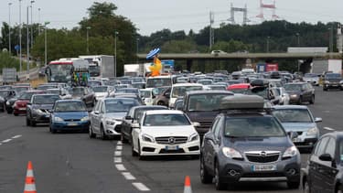 Des bouchons sur l'autoroute A43 à hauteur de Saint-Quentin-Fallavier (Isère), lors des départs en vacances, le 8 juillet 2017.