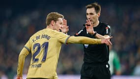 Frenkie de Jong en discussion avec l'arbitre espagnol Ricardo de Burgos, lors du match entre le Bétis Séville et le FC Barcelone, le 1er janvier 2023