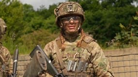 Katrine participe à un entraînement militaire de quatre mois, à Birkeroed au Danemark, le 11 juin 2025, après s'être engagée dans l'armée. 