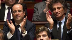 Jack Lang, assis derrière Arnaud Montebourg dans les travées de l'Assemblée. L'ancien ministre s'est dit prêt mardi à retirer sa plainte pour diffamation contre son collègue si ce dernier revient sur ses propos mettant en cause le député du Pas-de-Calais