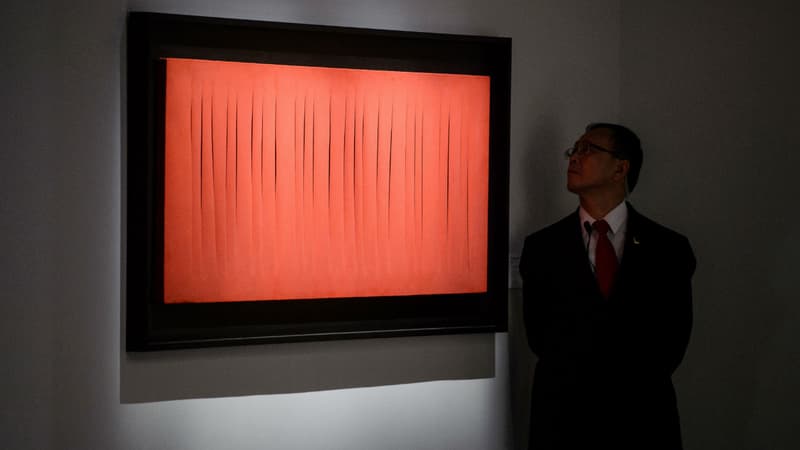 Une oeuvre de Lucio Fontana, Concetto Spaziale, le 23 novembre 2016 lors d'une vente aux enchères à Hong Kong