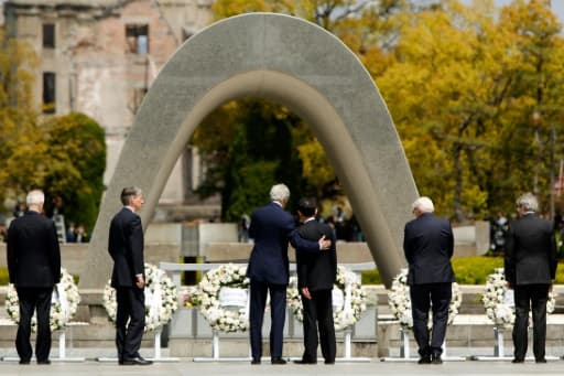John Kerry et Fumio Kishida devant le cénotaphe qui abrite les noms des victimes du bombardement atomique, le 11 avril 2016 à Hiroshima John Kerry et Fumio Kishida devant le cénotaphe qui abrite les noms des victimes du bombardement atomique, le 11 avril 2016 à Hiroshima