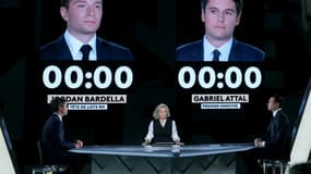 Le président du RN et tête de liste aux européennes, Jordan Bardella (d), et le Premier ministre Gabriel Attal avant un débat animé par la journaliste Caroline Roux sur France 2, le 23 mai 2024 à Aubervilliers, près de Paris