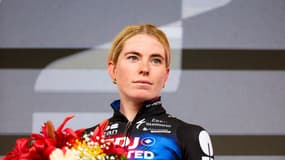 Demi Vollering sur le podium du Tour de France, le 3 août 2025