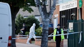 La police et les experts en médecine légale sur la scène de crime où a été poignardé à mort le député conservateur David Amess à Leigh-on-Sea, dans le sud-est de l'Angleterre le 15 octobre 2021

