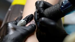 Abigail Glasgow reçoit un tatouage éphémère chez Ephemeral, à New York, le 21 avril 2021 (photo d'illustration)