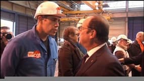 François Hollande pris à partie par un militant CGT sur les chantiers de Saint-Nazaire