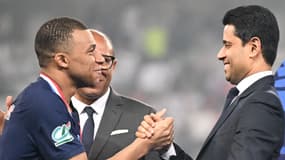 Kylian Mbappé et Nasser Al-Khelaïfi se saluent après la finale de la Coupe de France remportée par le PSG, le 25 mai 2024