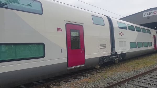 Le futur TGV M, qui entrera en service en 2025, est peint, et non pelliculé, en blanc avec des éléments roses pour les logos et les portes.