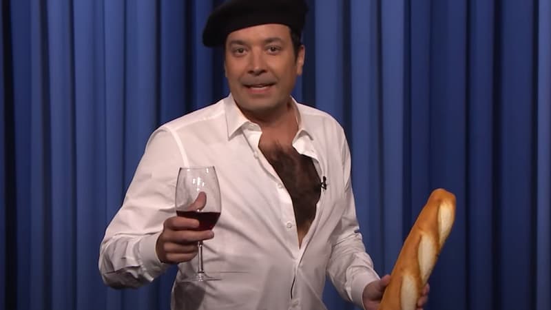 Jimmy Fallon déguisé en Emmanuel Macron pour parler des punaises de lit lors de son émission The Tonight Show, le 3 octobre 2023.