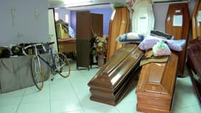 Des cercueils entreposés dans l'arrière-salle d'une entreprise de pompes funèbres en Guadeloupe.
