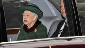 La reine Elizabeth II (g) et le prince Andrew arrivent en voiture à une cérémonie en hommage au prince Philip, le 29 mars 2022 à l'abbaye de Westminster, à Londres