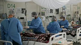 Des soignants s'occupent de malades du Covid-19 dans un hôpital de campagne à Belem (Brésil), le 3 décembre 2020 (PHOTO D'ILLUSTRATION).