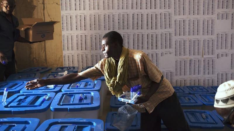 Un responsable prépare les urnes à Tombouctou. Le Mali vote ce dimanche pour élire un nouveau président en espérant tourner la page du coup d'Etat de mars 2012 et de l'occupation du nord du pays par les islamistes radicaux, qui a pris fin avec l'intervent