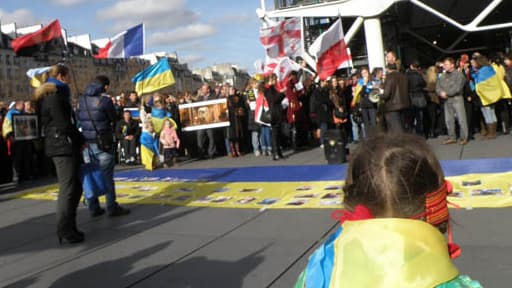 Paris Maïdan: martyrologue et drapeaux de plusieurs pays à Beaubourg.