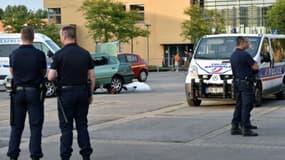 Photo d'archives de policiers sur la scène d'une fusillade mortelle à Grande-Synthe (Nord) le 4 août 2014