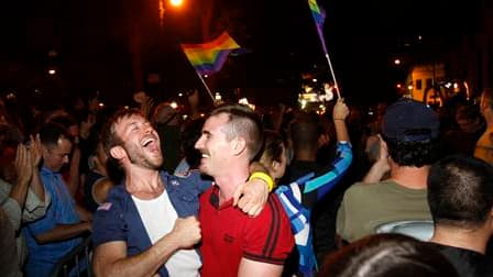 Célébrations de joie après l'adoption par le Senat de l'Etat de New York dans la soirée de vendredi du texte légalisant le mariage gay, qui avait déjà été adoptée par l'Assemblée. Avec l'adoption de ce texte, l'Etat de New York est devenu le sixième Etat