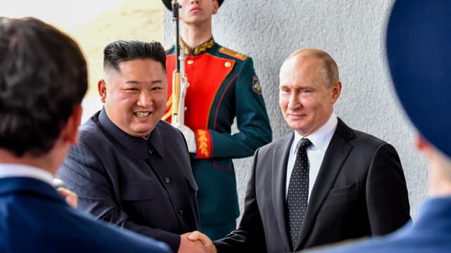 Poignée de main entre Kim Jong Un et Vladimir Poutine lors du premier sommet entre les deux dirigeants, à Vladivostock en Russie, le 25 avril 2019.