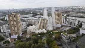Les trois tours ont été détruites par foudroyage, dans le quartier de Chantereine, à Alfortville.