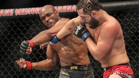 Kamaru Usman (de face) lors de sa victoire par KO sur Jorge Masvidal à l'UFC 261