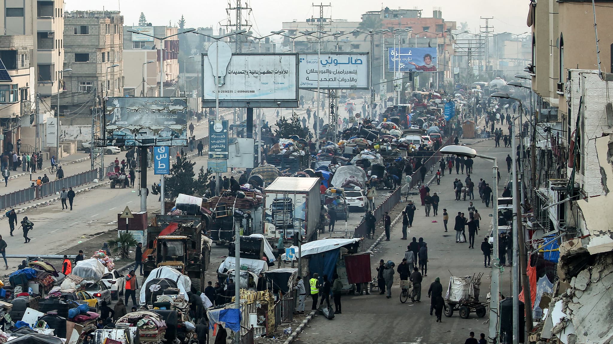 Des véhicules font la queue sur la route de Salah al-Din à Nuseirat, près du corridor de Netzarim, en attendant de passer dans la partie nord de la bande de Gaza, le 27 janvier 2025